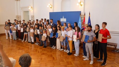 ВИДОВДАНСКЕ НАГРАДЕ НАЈБОЉИМ ЂАЦИМА: Нови Сад традиционално одао признања за велики труд ВИДОВДАНСКЕ НАГРАДЕ НАЈБОЉИМ ЂАЦИМА: Нови Сад традиционално одао признања за велики труд