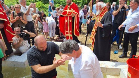 VIDOVDANSKO SABORNO KRŠTENJE NA TAMIŠU: Nesvakidašnji događaj u Sečnju