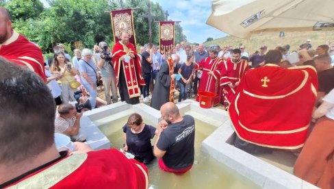ВИДОВДАНСКО САБОРНО КРШТЕЊЕ НА ТАМИШУ: Несвакидашњи догађај у Сечњу (ФОТО) ВИДОВДАНСКО САБОРНО КРШТЕЊЕ НА ТАМИШУ: Несвакидашњи догађај у Сечњу (ФОТО)