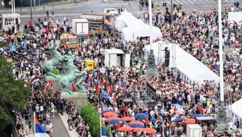 STUDENTSKO KNJIŽEVNO VEČE NA VIDOVDAN: Pun plato ispred Narodne skupštine (VIDEO)
