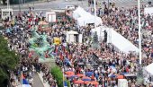STUDENTSKO KNJIŽEVNO VEČE NA VIDOVDAN: Pun plato ispred Narodne skupštine (VIDEO)