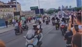 ОГРОМНА ПОДРШКА СТУДЕНТИМА У ПИОНИРСКОМ ПАРКУ: Снимак са Бранковог моста, непрегледна колона бајкера (ВИДЕО)