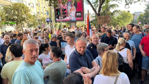 SAMI PRIZNAJU DA SU SVI OSTALI PROTIV BLOKADERA! Dakle, stvar je potpuno jasna....
