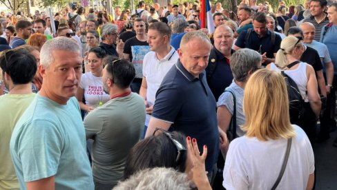 НА ПРОТЕСТУ ТРИ ПУТА МАЊЕ БЛОКАДЕРА НЕГО 15. МАРТА (ФОТО)