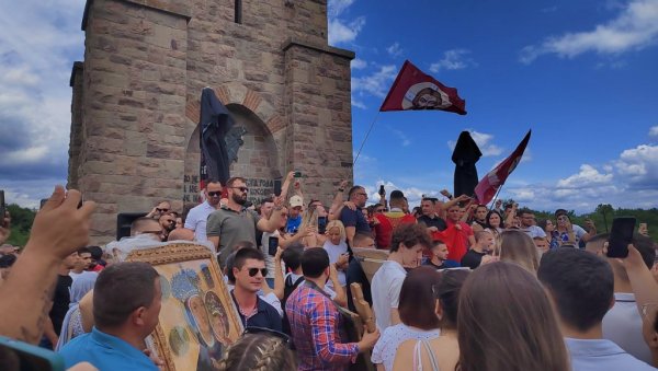 ПРИВЕЛИ И ДЕВОЈЧИЦУ (12) ЈЕР ЈЕ ПЕВАЛА: Бестијално иживљавање Куртијевог режима, са по 500 евра кажњено 11 Срба са Газиместана ПРИВЕЛИ И ДЕВОЈЧИЦУ (12) ЈЕР ЈЕ ПЕВАЛА: Бестијално иживљавање Куртијевог режима, са по 500 евра кажњено 11 Срба са Газиместана