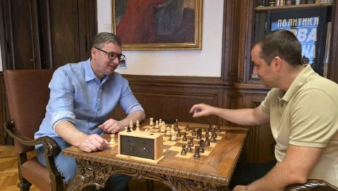 VUČIĆ OBJAVIO FOTOGRAFIJU IZ PREDSEDNIŠTVA KAKO IGRA ŠAH: Trenuci relaksacije (FOTO)