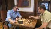 VUČIĆ OBJAVIO FOTOGRAFIJU IZ PREDSEDNIŠTVA KAKO IGRA ŠAH: Trenuci relaksacije (FOTO)