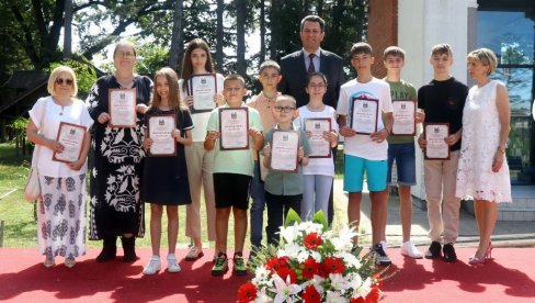 ПОНОС ГРАДА ШАПЦА: Уручене Видовданске награде најбољим ученицима и наставницима