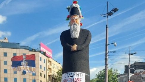 BRUTALNO VREĐAJU PATRIJARHA, A SA BINE GLUME NACIONALISTE: Sraman prizor sa blokaderskog kvazipatriotskog protesta (FOTO) BRUTALNO VREĐAJU PATRIJARHA, A SA BINE GLUME NACIONALISTE: Sraman prizor sa blokaderskog kvazipatriotskog protesta (FOTO)