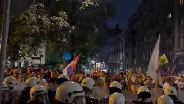 БЛОКАДЕРИ ГАЂАЛИ ПОЛИЦИЈУ: Понели палице и маске - крећу у уништавање Србије (ВИДЕО) БЛОКАДЕРИ ГАЂАЛИ ПОЛИЦИЈУ: Понели палице и маске - крећу у уништавање Србије (ВИДЕО)