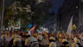 BLOKADERI GAĐAJU POLICIJU: Krenuli da prave haos (VIDEO) BLOKADERI GAĐAJU POLICIJU: Krenuli da prave haos (VIDEO)