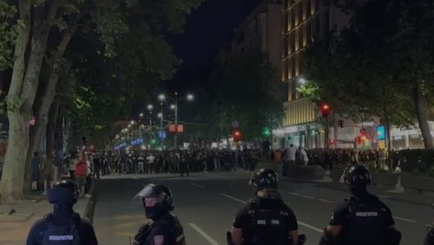 BLOKADERI KAO ZVERI! JEZIVI SNIMCI: Blokaderi kreću na studente - brutalno udarili na policiju