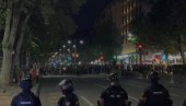 BLOKADERI KAO ZVERI! JEZIVI SNIMCI: Blokaderi kreću na studente - brutalno udarili na policiju
