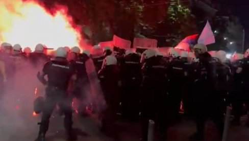 ZVERI I TERORISTI: Blokaderi napali kordon policije (VIDEO) ZVERI I TERORISTI: Blokaderi napali kordon policije (VIDEO)