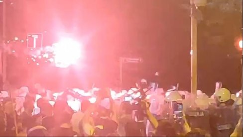 BLOKADERI KRVNIČKI KRENULI U NAPAD MOTKAMA: Gađaju policiju bakljama (VIDEO)
