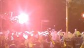 БЛОКАДЕРИ КРВНИЧКИ КРЕНУЛИ У НАПАД МОТКАМА: Гађају полицију бакљама (ВИДЕО)