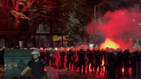 BLOKADERI PONOVO NAPALI POLICIJU BAKLJAMA
