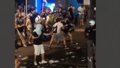 NAPAD HULIGANA NA POLICIJU: Motke, pesnice i baklje... (VIDEO) NAPAD HULIGANA NA POLICIJU: Motke, pesnice i baklje... (VIDEO)