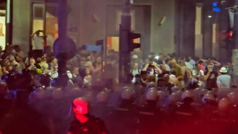 БЛОКАДЕРИ НАПАЛИ ПОЛИЦИЈУ А ОНДА ЈЕ УСЛЕДИЛА ИНТЕРВЕНЦИЈА (ВИДЕО) БЛОКАДЕРИ НАПАЛИ ПОЛИЦИЈУ А ОНДА ЈЕ УСЛЕДИЛА ИНТЕРВЕНЦИЈА (ВИДЕО)