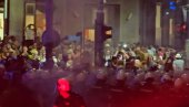 BLOKADERI NAPALI POLICIJU A ONDA JE USLEDILA INTERVENCIJA (VIDEO)