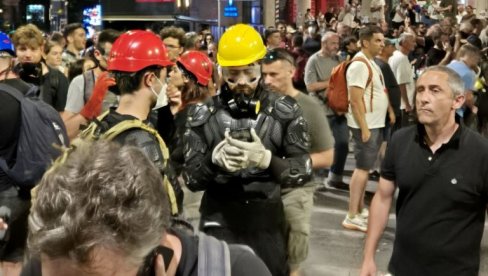 BLOKADERI TERORISTI U GLADIJATOR ODELIMA NAPADAJU POLICIJU: Ista opremaa zaplenjena par dana pre protesta BLOKADERI TERORISTI U GLADIJATOR ODELIMA NAPADAJU POLICIJU: Ista opremaa zaplenjena par dana pre protesta