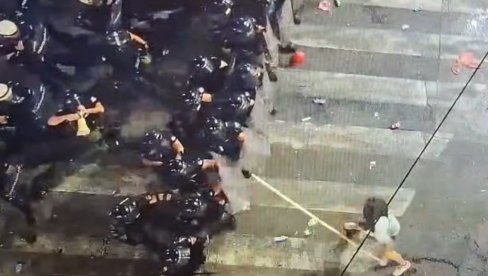 BLOKADER MOČUGOM NAPAO POLICIJU: Strašne scene u Beogradu (VIDEO) BLOKADER MOČUGOM NAPAO POLICIJU: Strašne scene u Beogradu (VIDEO)