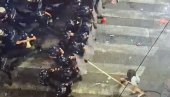 BLOKADER MOČUGOM NAPAO POLICIJU: Strašne scene u Beogradu (VIDEO) BLOKADER MOČUGOM NAPAO POLICIJU: Strašne scene u Beogradu (VIDEO)