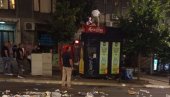 DIVLJAŠTVO I HULIGANIZAM: Blokaderi uništavaju imovinu, demolirali trafiku (VIDEO) DIVLJAŠTVO I HULIGANIZAM: Blokaderi uništavaju imovinu, demolirali trafiku (VIDEO)