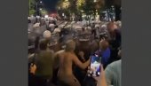 DIVLJACI: Blokaderi nemilosrdno tuku srpske policajce (VIDEO)