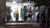 БЛОКАДЕРИ ПРАВИЛИ ХАОС: Ухапшене блокадере воде у Савски венац (ВИДЕО) БЛОКАДЕРИ ПРАВИЛИ ХАОС: Ухапшене блокадере воде у Савски венац (ВИДЕО)