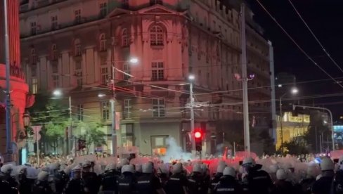 HAOS: Ovako su blokaderi gađali policiju bakljama HAOS: Ovako su blokaderi gađali policiju bakljama