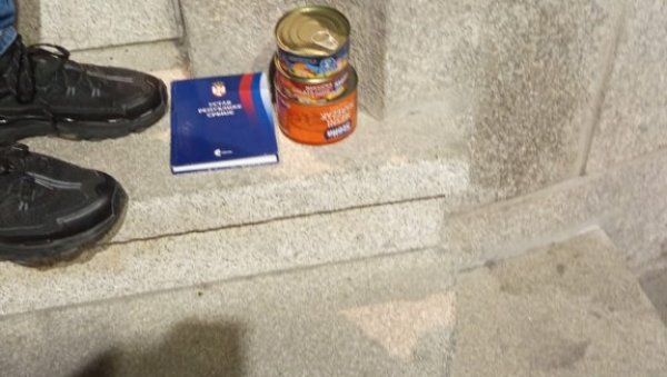 ДИВЉАЦИ: Овим конзервама су блокадери гађали полицајце (ФОТО/ВИДЕО) ДИВЉАЦИ: Овим конзервама су блокадери гађали полицајце (ФОТО/ВИДЕО)