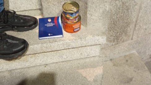 DIVLJACI: Ovim konzervama su blokaderi gađali policajce (FOTO) DIVLJACI: Ovim konzervama su blokaderi gađali policajce (FOTO)