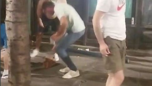 TERORISTI SLAŽU CIGLE ZA NAPAD NA POLICIJU: Horor snimak blokadera (VIDEO)