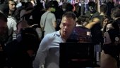 HOĆE DA NAPADNU STUDENTE: Petar Đujuć među blokaderima koji napadaju policiju (VIDEO)