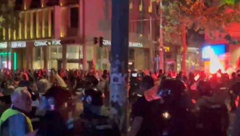 ЈЕЗИВ ВИДЕО: Блокадери насрћу на полицију и испаљују топовске ударе (ВИДЕО)