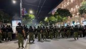 UŽAS: Blokaderi gađaju policiju staklenim flašama (VIDEO)