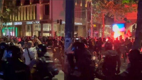 JEZIV VIDEO: Blokaderi nasrću na policiju i ispaljuju topovske udare