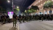 УЖАС: Блокадери гађају полицију стакленим флашама