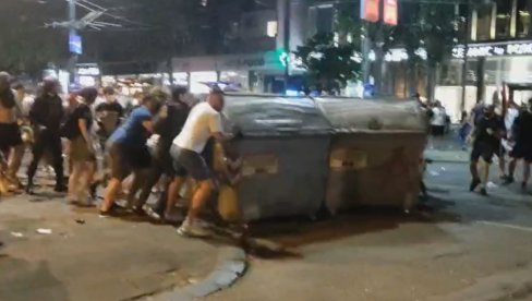 ВАНДАЛИЗАМ НА ДЕЛУ: Блокадери преврћу контејнере на полицију (ВИДЕО)