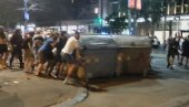ВАНДАЛИЗАМ НА ДЕЛУ: Блокадери преврћу контејнере на полицију (ВИДЕО)