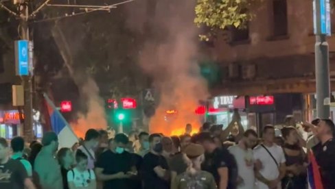 BLOKADERI TERORISTI ZAPALILI KONTEJNERE: Divljaju ispred policije kod Pravnog fakulteta (VIDEO) BLOKADERI TERORISTI ZAPALILI KONTEJNERE: Divljaju ispred policije kod Pravnog fakulteta (VIDEO)