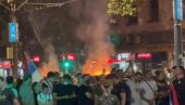 БЛОКАДЕРИ ТЕРОРИСТИ ЗАПАЛИЛИ КОНТЕЈНЕРЕ: Дивљају испред полиције код Правног факултета (ВИДЕО) БЛОКАДЕРИ ТЕРОРИСТИ ЗАПАЛИЛИ КОНТЕЈНЕРЕ: Дивљају испред полиције код Правног факултета (ВИДЕО)