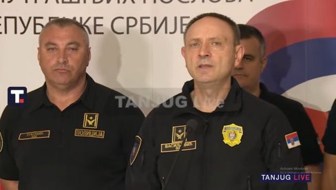 BLOKADERI SRUŠILI OGRADU, SKINULI PRSLUKE I KRENULI U NAPAD: Direktor policije pokazao snimak, povređeno 6 policajaca
