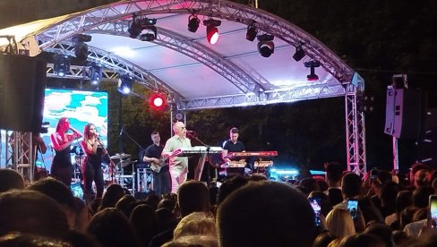 KONCERT FOLK ZVEZDE: Saša Matić u Paraćinu pevao za Vidovdan (FOTO) KONCERT FOLK ZVEZDE: Saša Matić u Paraćinu pevao za Vidovdan (FOTO)