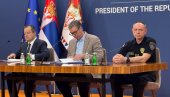 NIKADA NISAM PRIČAO O TOME KROZ ŠTA MOJA DECA PROLAZE Vučić: Neću popustiti pred onima koji hoće da ruše državu NIKADA NISAM PRIČAO O TOME KROZ ŠTA MOJA DECA PROLAZE Vučić: Neću popustiti pred onima koji hoće da ruše državu