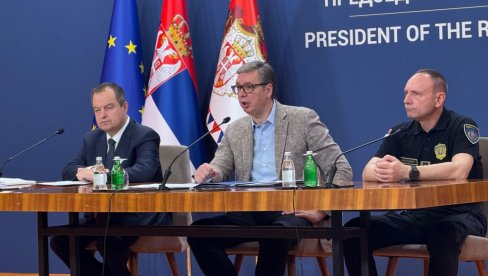 СВЕ ВРЕМЕ СЕ ПИТАТЕ ША РАДЕ ОВИ ЉУДИ И ЈА САМ СЕ ТО ПИТАО Вучић раскринкао планове блокадера СВЕ ВРЕМЕ СЕ ПИТАТЕ ША РАДЕ ОВИ ЉУДИ И ЈА САМ СЕ ТО ПИТАО Вучић раскринкао планове блокадера