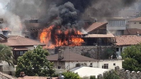 PRVI SNIMCI VELIKOG POŽARA: Plamen u letovalištu omiljenom među Srbima - evakuisani turisti (FOTO/VIDEO)