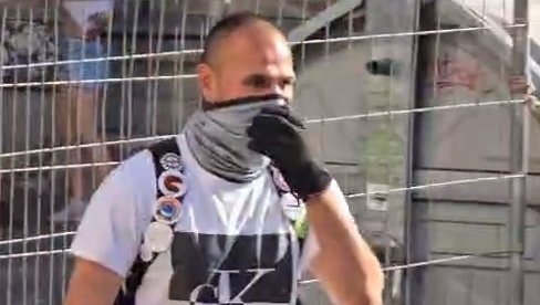 PRAVE HAOS POD MASKAMA, A BEŽE OD KAMERA! Teroristi blokaderi kriju svoje lice dok izazivaju anarhiju u Beogradu! (VIDEO) PRAVE HAOS POD MASKAMA, A BEŽE OD KAMERA! Teroristi blokaderi kriju svoje lice dok izazivaju anarhiju u Beogradu! (VIDEO)