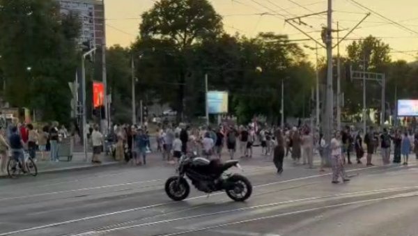 ЛУДИЛО БЕЗ КРАЈА, БАНДИТИ ЖЕЛЕ КРВОПРОЛИЋЕ ПО СВАКУ ЦЕНУ: Терористи блокадери блокирају Београд, стали на Аутокоманду и траже сукоб (ВИДЕО) ЛУДИЛО БЕЗ КРАЈА, БАНДИТИ ЖЕЛЕ КРВОПРОЛИЋЕ ПО СВАКУ ЦЕНУ: Терористи блокадери блокирају Београд, стали на Аутокоманду и траже сукоб (ВИДЕО)